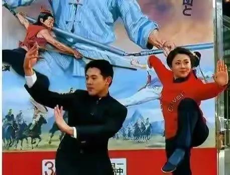 2005年黄秋燕再婚，在美国开了美容院日子温馨幸福，现定居北京