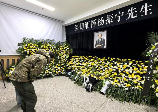 杨光宇赴八宝山送别父亲杨振宁！父亲走了，他仍会把翁帆当亲人