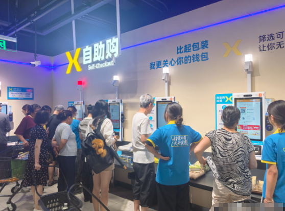 当5块钱12瓶的矿泉水开始出现：中国进入了硬折扣时代