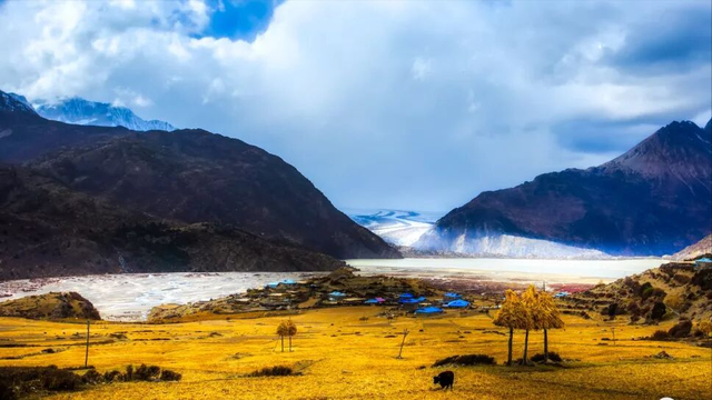 西藏必打卡的冰川秘境！漂浮冰山的湖泊，美到窒息