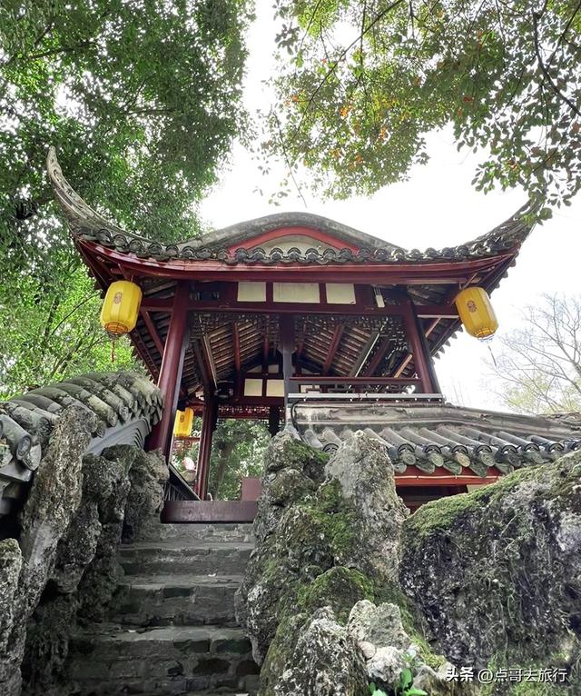 成都清凉避暑胜地，千年前就已闻名，风景如仙境，地铁公交直达！