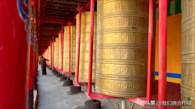 一匹黑马暴雪中压马路，夫妻房车旅居川西，靠充电桩续命！
