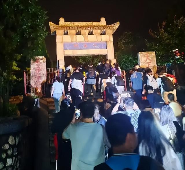 男子夜爬猥亵女性后，恶心一幕出现，路人冷漠，女子反应异常平静
