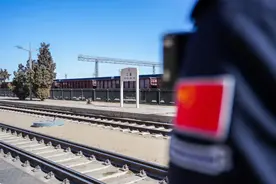 中蒙最大陆路口岸出入境客流车辆持续增长图片