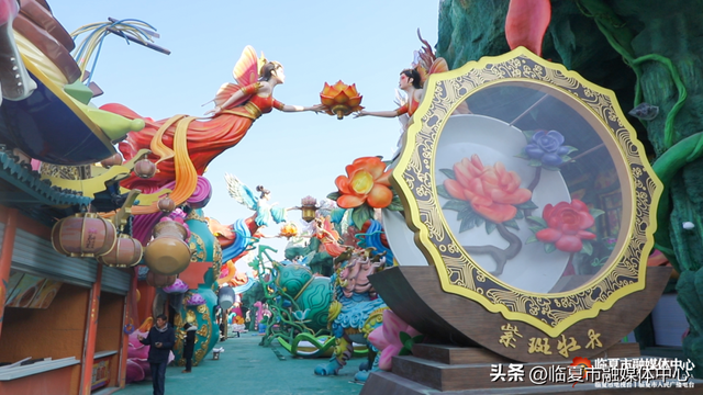 花仙藏河州韵，恐龙述亿年史！花开临夏不夜城景观，藏着独属于花都临夏的“精彩故事 文化浪漫”～