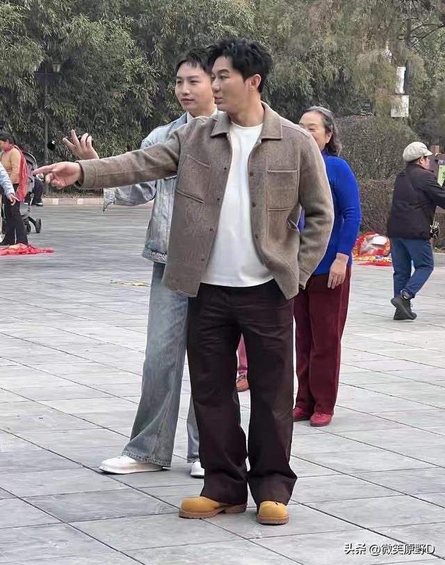 46 岁李晨北京公园被偶遇	，帅气的魅力引得大妈围观