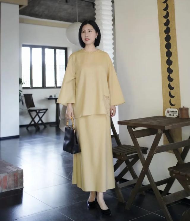 50多岁的我，算不上漂亮，但第一次穿黄色裙子还是很显气质