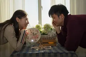 山东60岁老人花50万娶29岁二婚女，婚后生活美满！图片