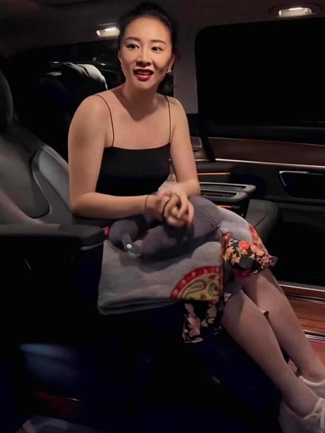 大嫂高叶太丰满了	，真空穿西装都兜不住好身材，我感慨资本会选人