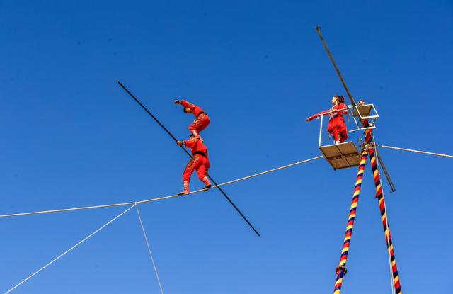 新疆洛浦：胡杨季启幕，游客醉在金林看演出