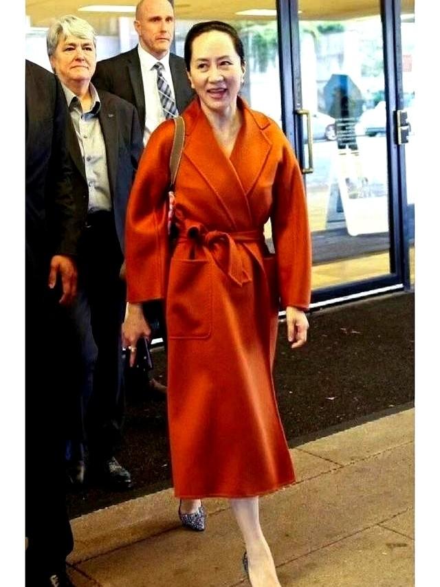 看了孟晚舟的穿搭，我悟了：大衣不配丝袜、靴子，才更高级又显贵