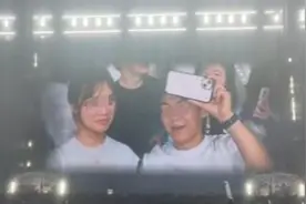 邓紫棋演唱会接吻臭脸女生回应：票是一起出钱买的，两人见过父母图片