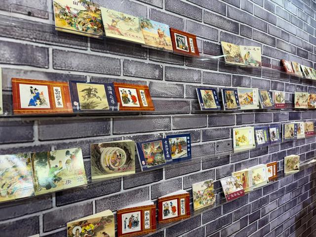 淘书逛展、夜游夜市、盖章打卡……上海书展的快乐，弥漫在整座城市→