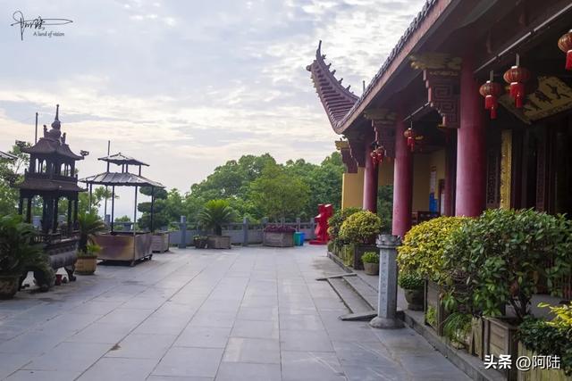 临崖而建的萧山福庆寺,来历有点神秘却香火旺盛,当地影响力甚广