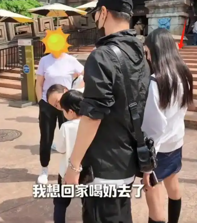 汪峰带4个儿女回国不到48小时，恶心一幕上演，二女儿外貌被吐槽