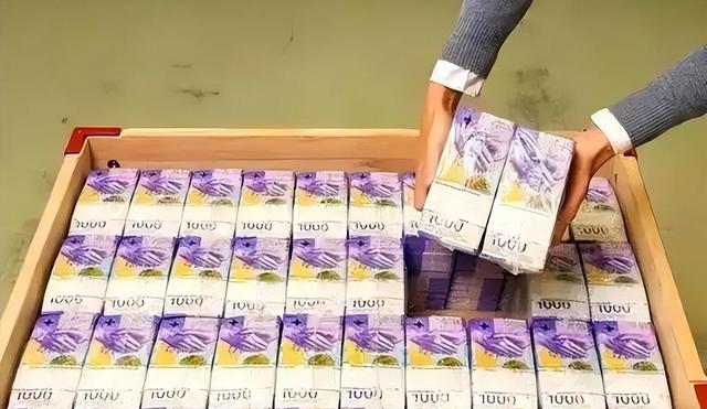 历史开了个玩笑，先倒下的不是乌克兰，而是百年中立的瑞士？