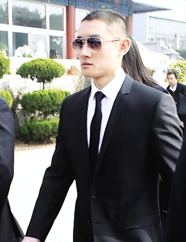 汪雨小20岁老婆：毕业于上海财经，曾留学英国，妈妈是小学老师