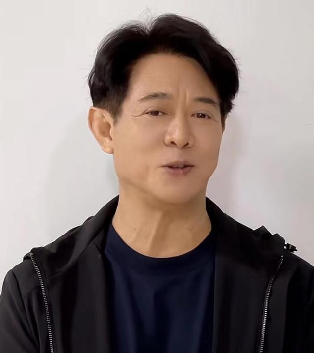 李连杰“返老还童”事件，走向越来越玄乎，难怪向太坐不住了！