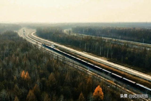 山泉水乘火车走四方