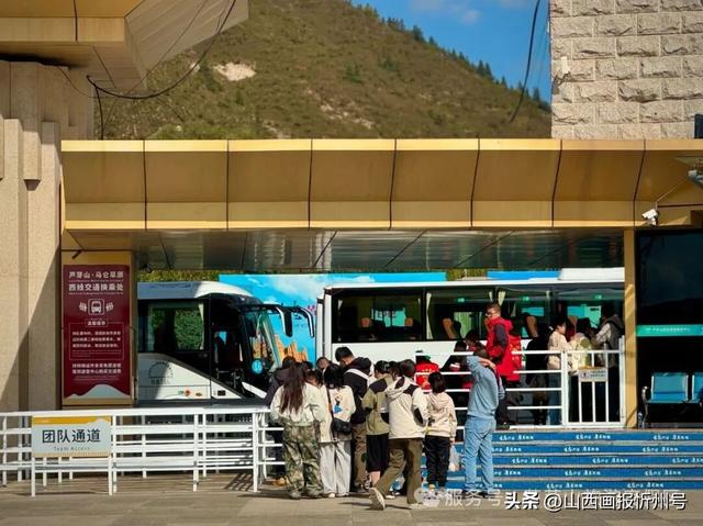 宁武芦芽山旅游度假区：国庆假期人气爆棚 红色氛围与秋日风光引客来