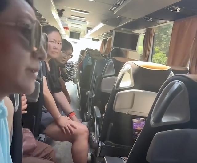 中国旅行团遇劫疑点：被带偏处吃饭，车被盯20分钟，导游行李没丢