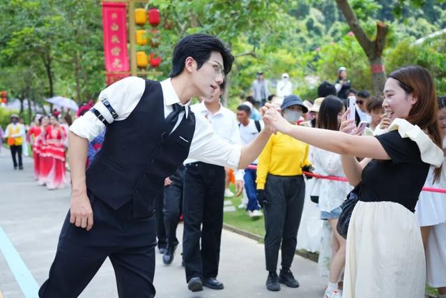 心动了无数次！男神@故里 领衔花美男舞动观音山，浪漫指数爆棚