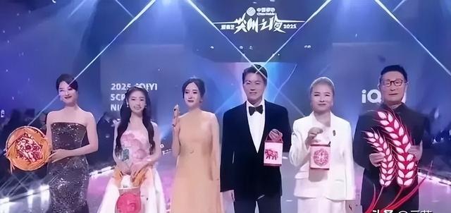 陪玩陪睡只是冰山一角，认干爹，舔手指，拜高踩低，实在荒唐！