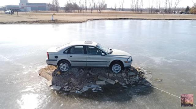 湖面上咋停了辆车，还成热门景点了？几百人来打卡，这得有多闲