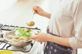 青岛一大妈做饭爱放大料，10年以后去体检，检查结果让医生都叹息图片