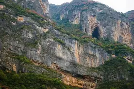 三峡绝壁惊现黄金洞，专家冒死进入，揭开一个埋藏2300多年的秘密图片