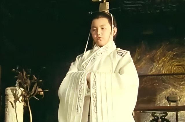 长得太美被导演占为己有	，4年后生下大明星儿子，17岁就成男一号