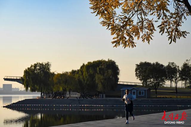 文瀛湖晚秋盛景上线！澄澈湖水与斑斓秋色撞个满怀，赏景正当时~