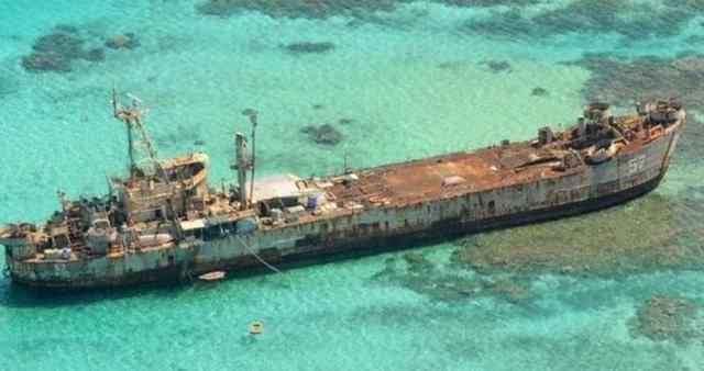 中方直接甩出“铁证”！央视首次曝光：地点仁爱礁，中国海警拖离菲侵权船只，菲士兵已掏出枪