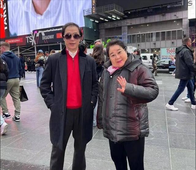 发誓永不回国？她带领30名演员选择留美，如今年过花甲归来