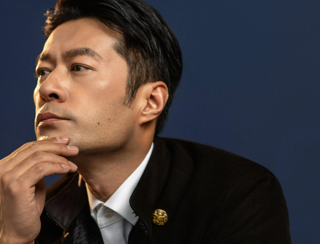 53岁仍未婚	，有北京户口却为母亲定居青岛，谭凯坦言从没后悔过