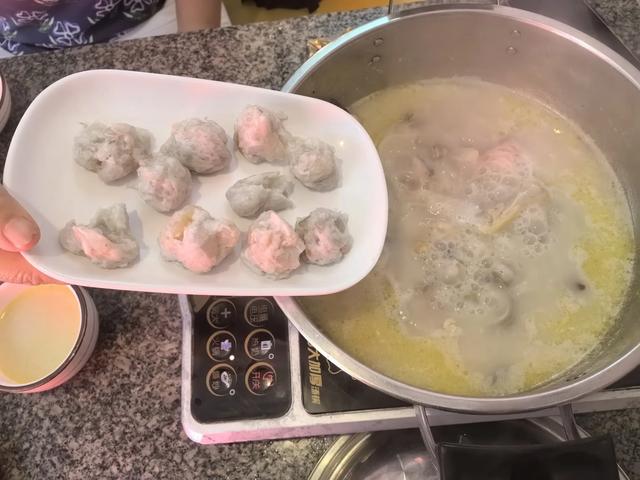 榴莲壳花胶煲猪肚 榴莲壳花胶煲猪肚的做法