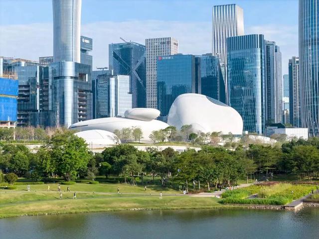 “阿姨扫天空”火爆全网！深圳湾文化广场成为市民“灵感发生地”