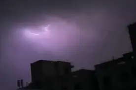 至少有三条！西安雷雨夜网友拍到龙形飞行物，气象部门回应了图片