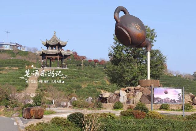 浙江宁波的千年古村，银杏红枫相映堪比油画，梯田茶园比画还要美