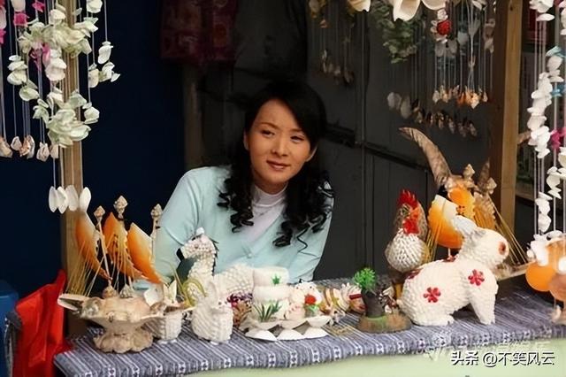 吃里扒外！定居美国13年，回国捞金惨遭“驱逐”，52岁活成了笑话