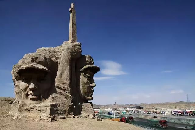 星星峡，新疆东门的璀璨星石与历史隘口