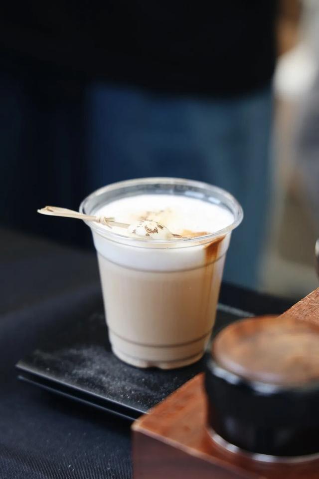 昆明冬日氛围感拉满！跟着香港明星足球队，解锁翠湖海鸥+梧桐黄墙的浪漫剧本