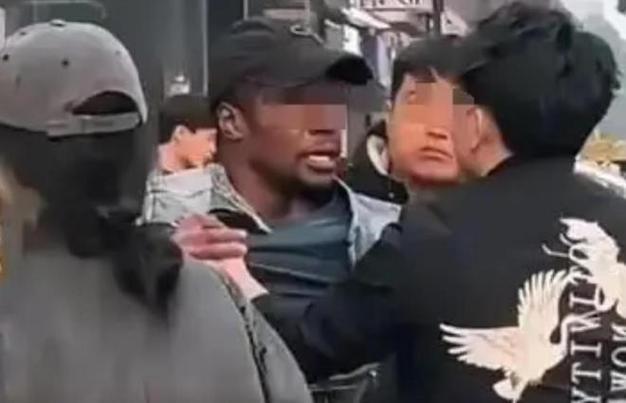气愤！网传复旦学生遭印度留学生殴打，打人者正脸被扒，实在嚣张
