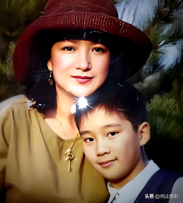 何晴葬礼结束，许亚军美国陪小儿子神情不见悲伤，评论区骂声一片