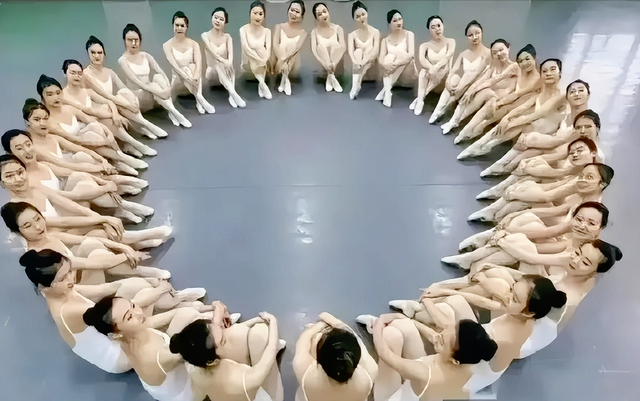恒大歌舞团长白珊珊：许家印被抓后，她却选择低调嫁给了这个男人
