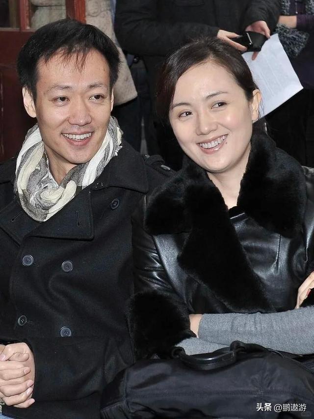 辛柏青消失五个月现身一个举动败坏好感，身边长发美女引人热议