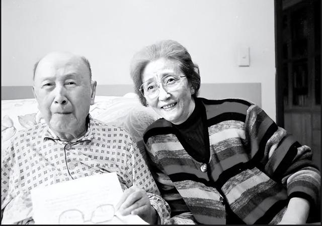 钱学森36岁还未婚，妹妹钱学英帮他相亲，他却说：要不你嫁给我吧