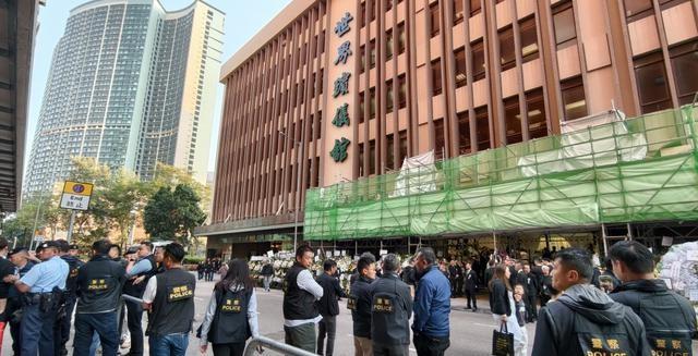 向府治丧！向太陈岚与儿子向佐悲痛致祭，大批反黑组警员现场戒备