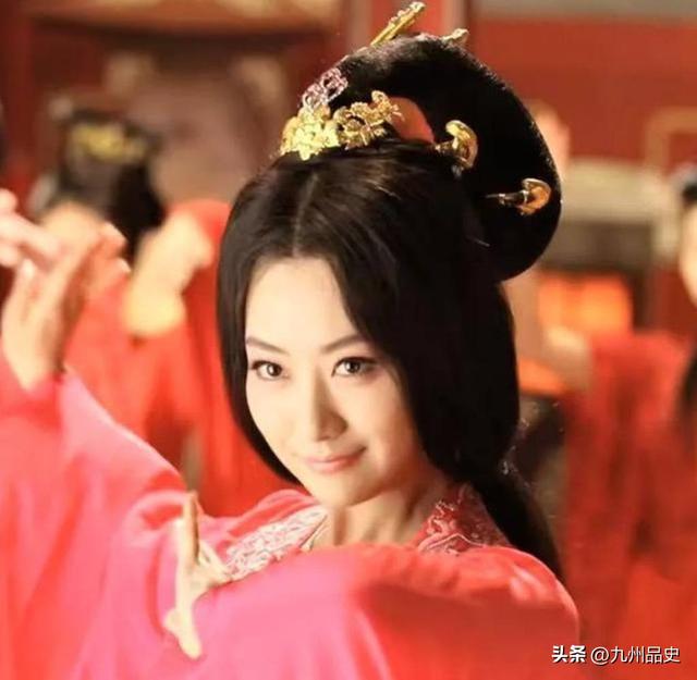 只因长得太美，她先后被6人轮番霸占60年，48岁依然被人争抢宠爱