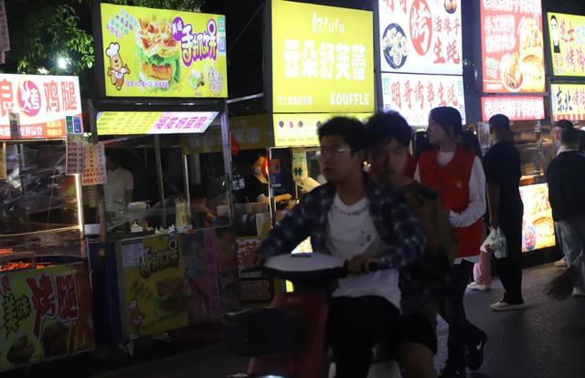 人流如织！荆州长大小吃步行街，凭啥能持续火爆？